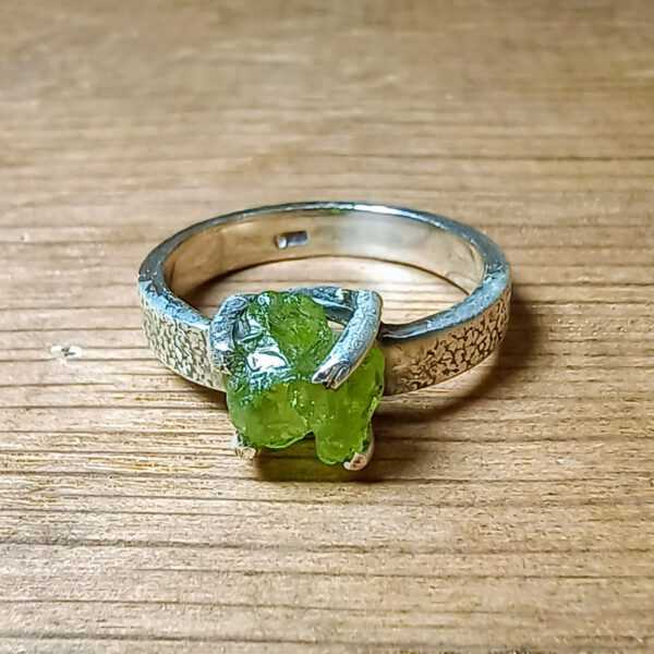 Zilveren Ring met Ruwe Peridot De Groene Stralen van Overvloed (1)