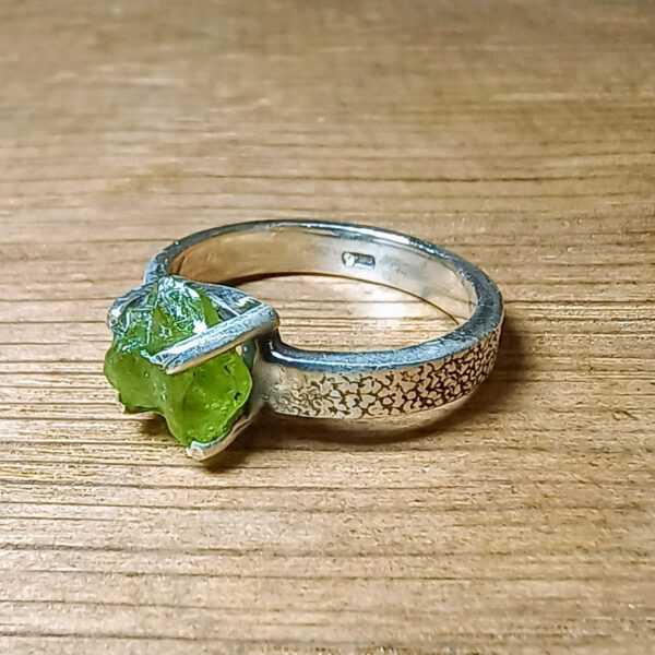 Zilveren Ring met Ruwe Peridot De Groene Stralen van Overvloed (2)