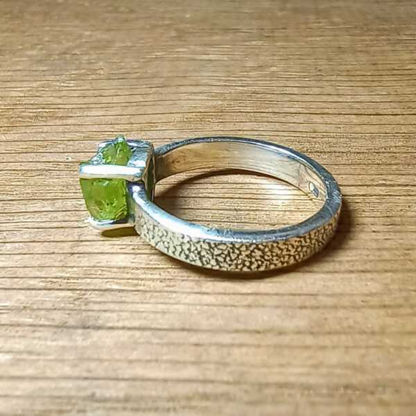 Zilveren Ring met Ruwe Peridot De Groene Stralen van Overvloed (3)